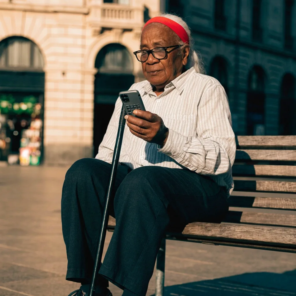 Teléfono adaptado para personas mayores con teclas grandes